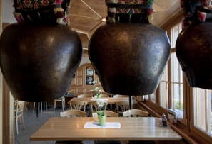 Déjeuner et dîner servis sur place, vue sur le jardin
