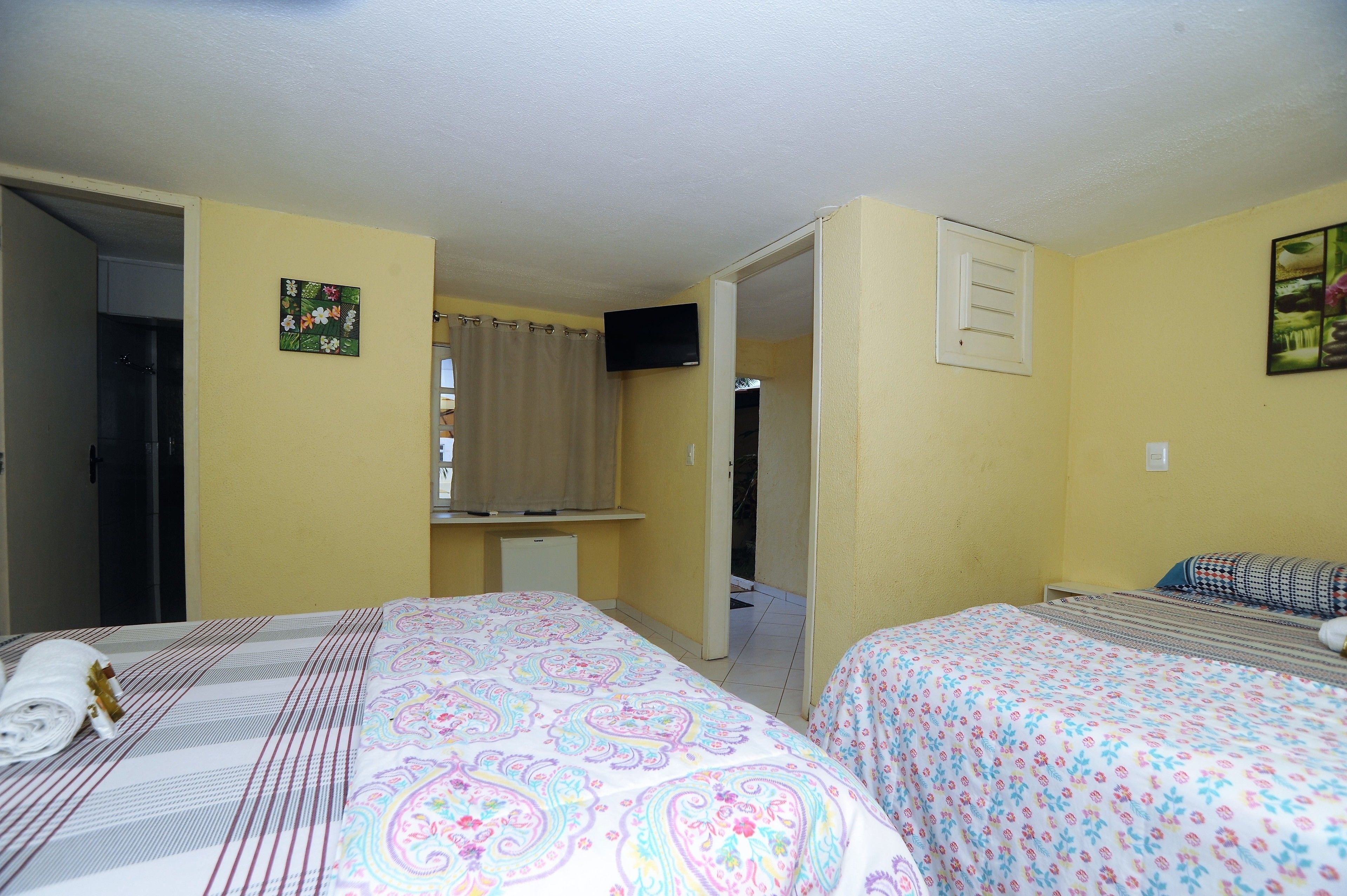 埃及棉床单、羽绒被、办公桌、笔记本电脑工作区