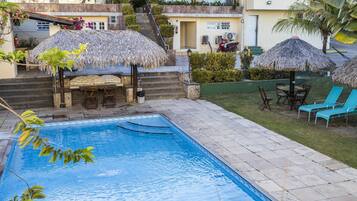 Alberca al aire libre y camas balinesas gratuitas