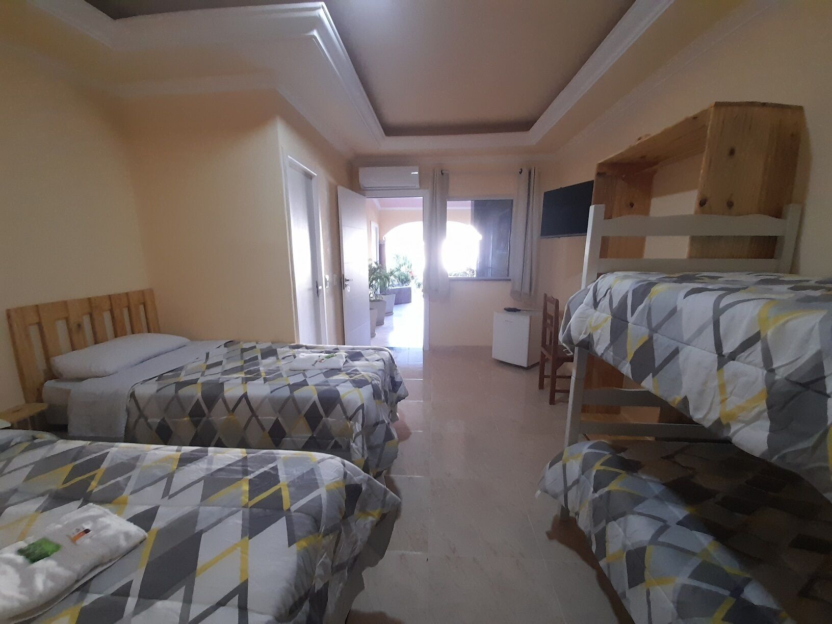 埃及棉床单、羽绒被、办公桌 、笔记本电脑工作区