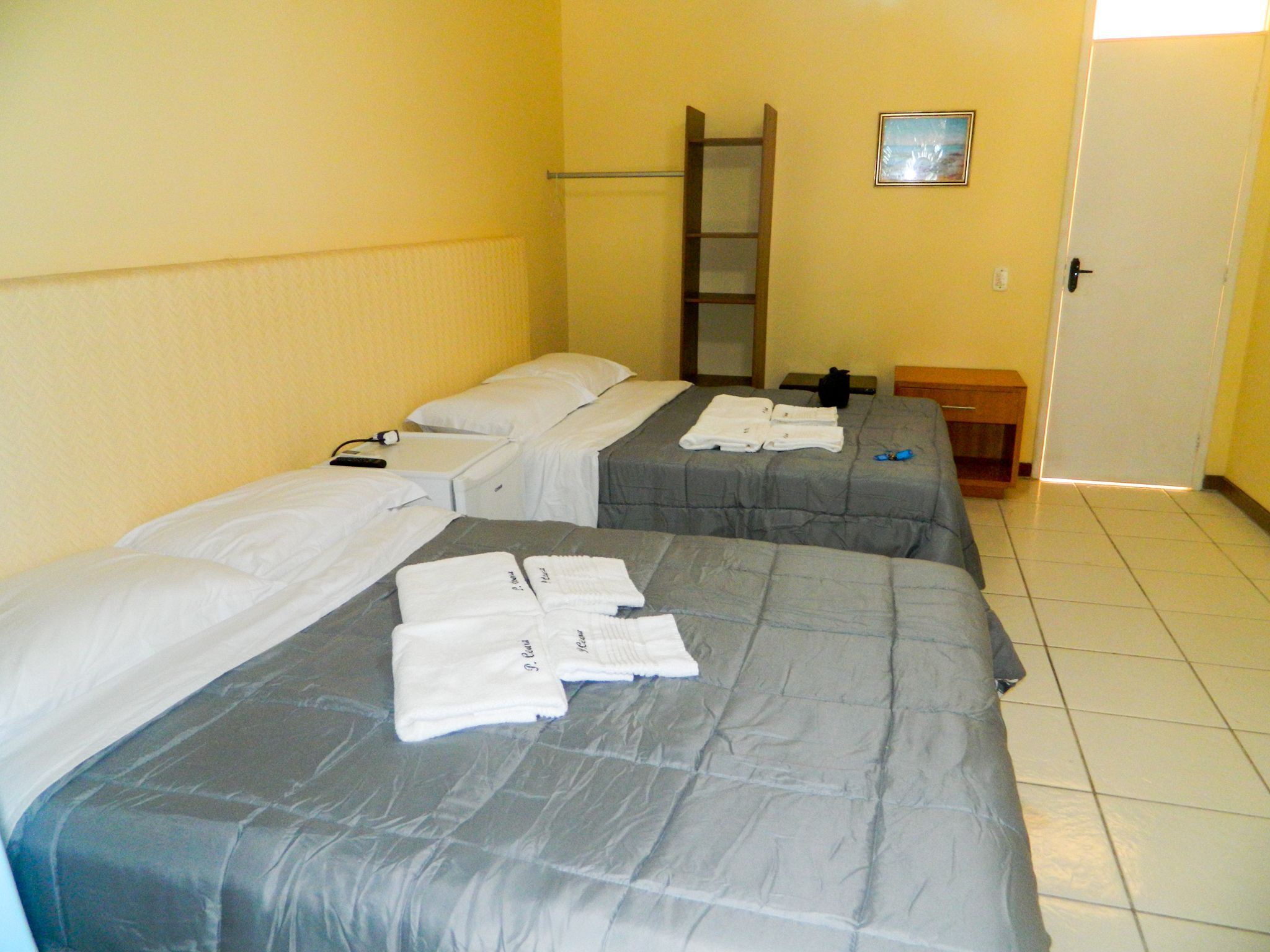 埃及棉床单、羽绒被、办公桌、笔记本电脑工作区