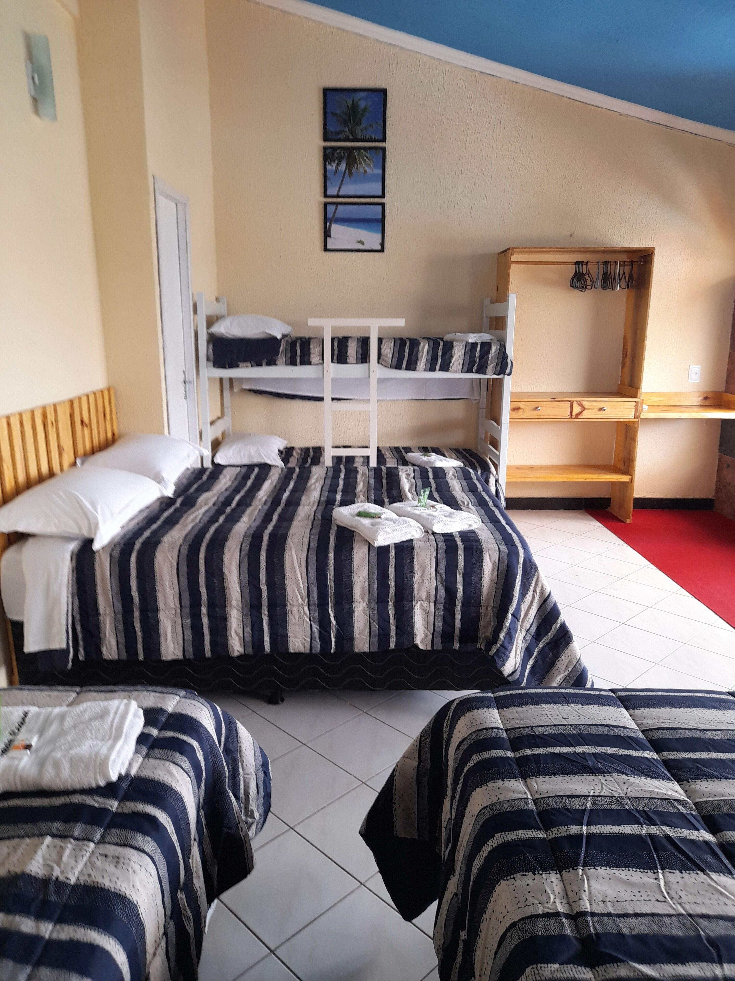 埃及棉床单、羽绒被、办公桌、笔记本电脑工作区