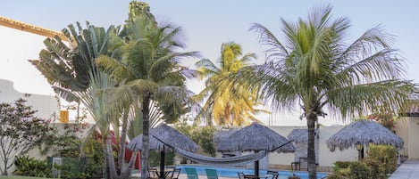 Una piscina al aire libre, camas de piscina gratis, sombrillas