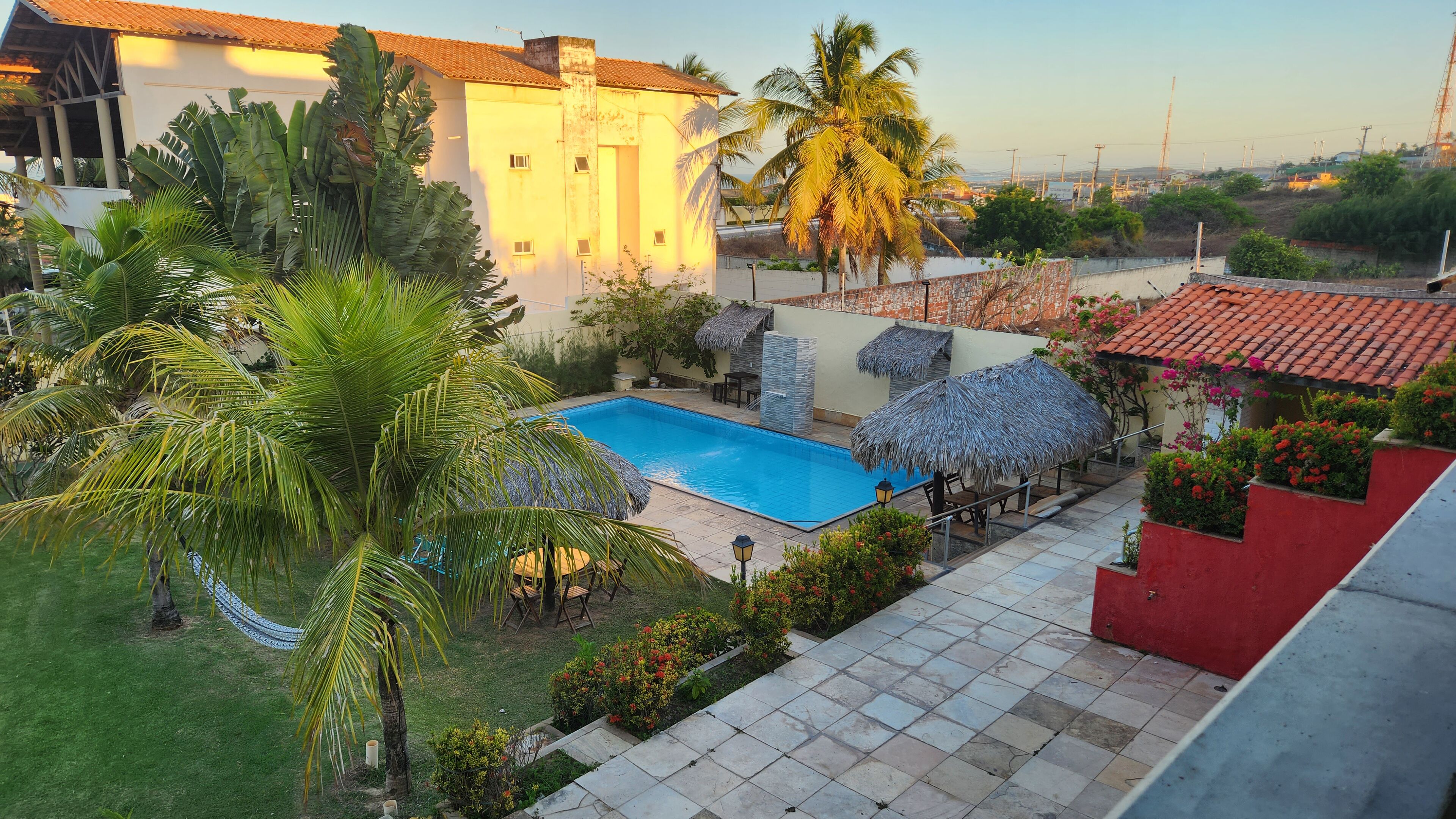 Una piscina al aire libre, camas de piscina gratis, sombrillas