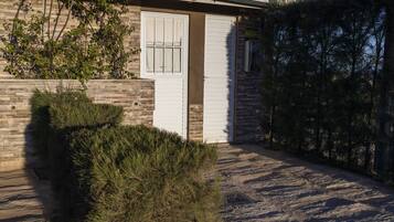 Flat 2 Acesso Por fora da Pousada | Roupas de cama de algodão egípcio, edredons de pluma, escrivaninha