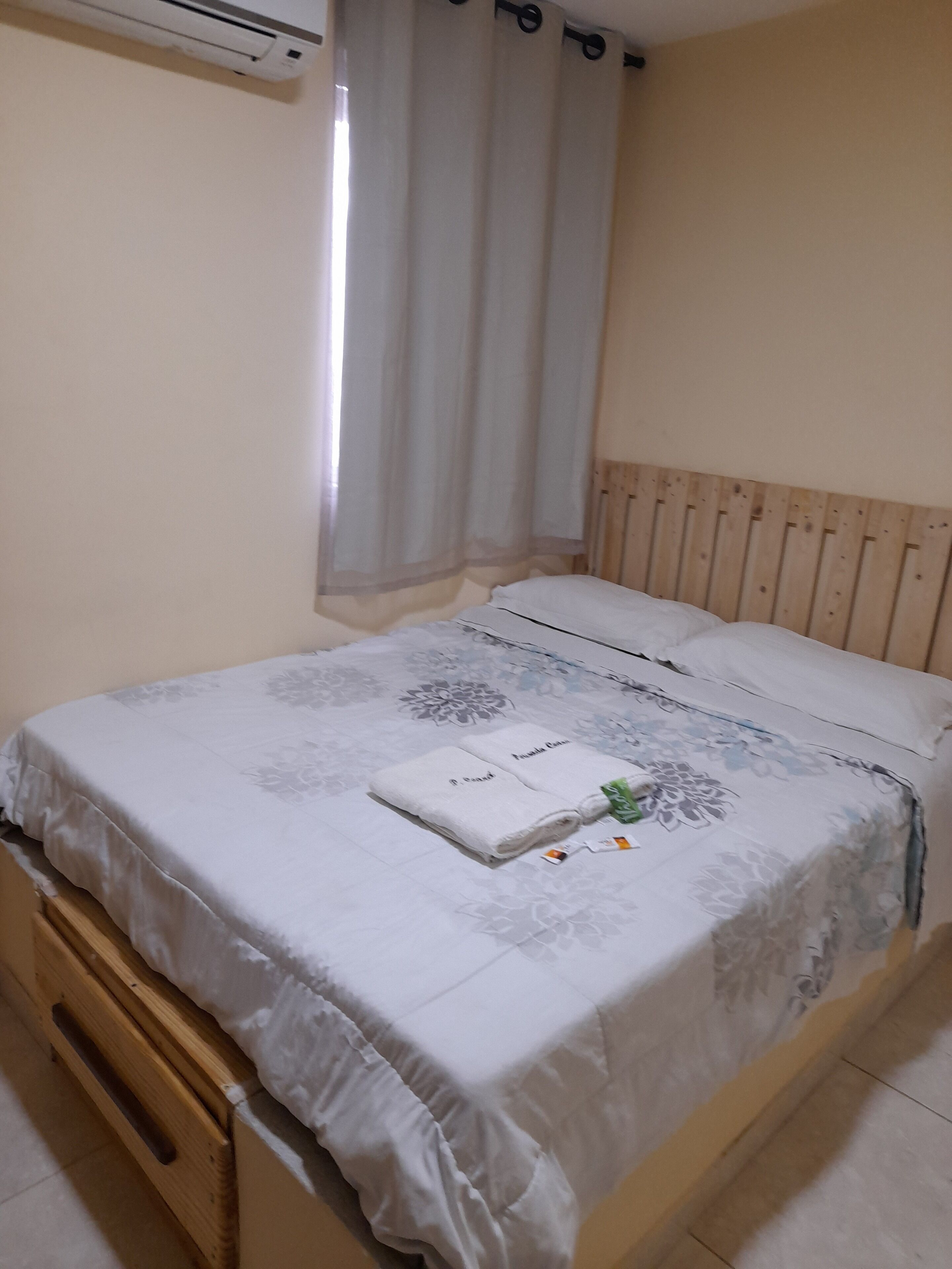 埃及棉床单、羽绒被、办公桌、笔记本电脑工作区