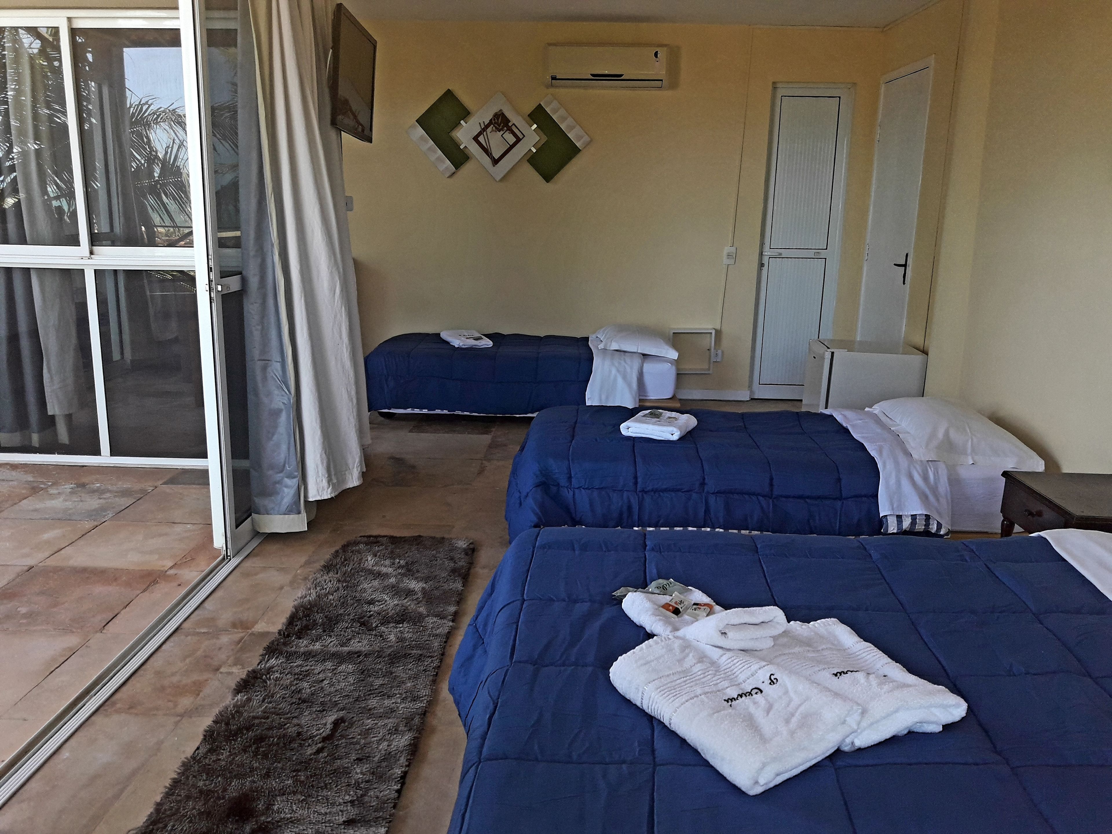 埃及棉床单、羽绒被、办公桌、笔记本电脑工作区