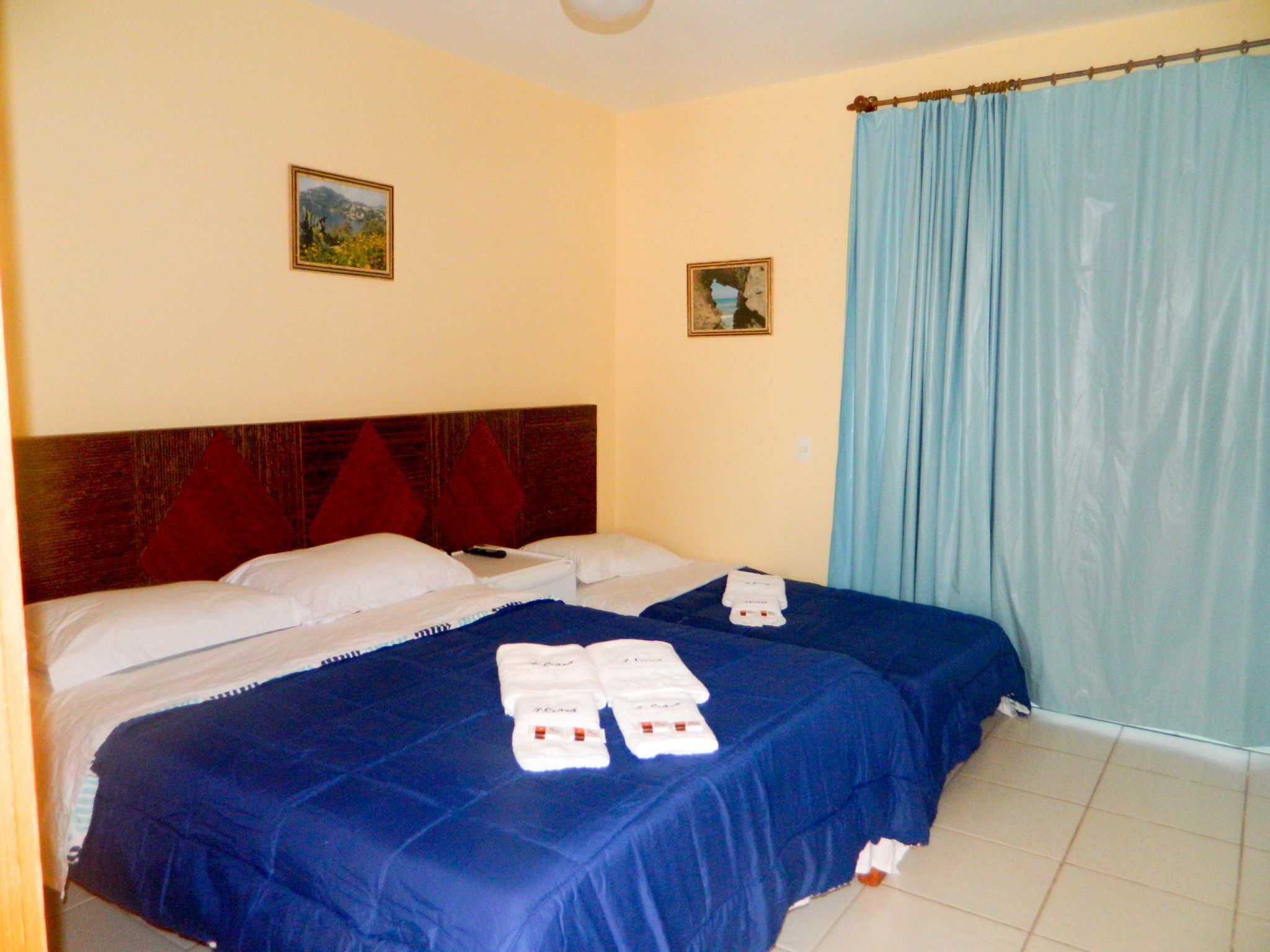 埃及棉床单、羽绒被、办公桌、笔记本电脑工作区