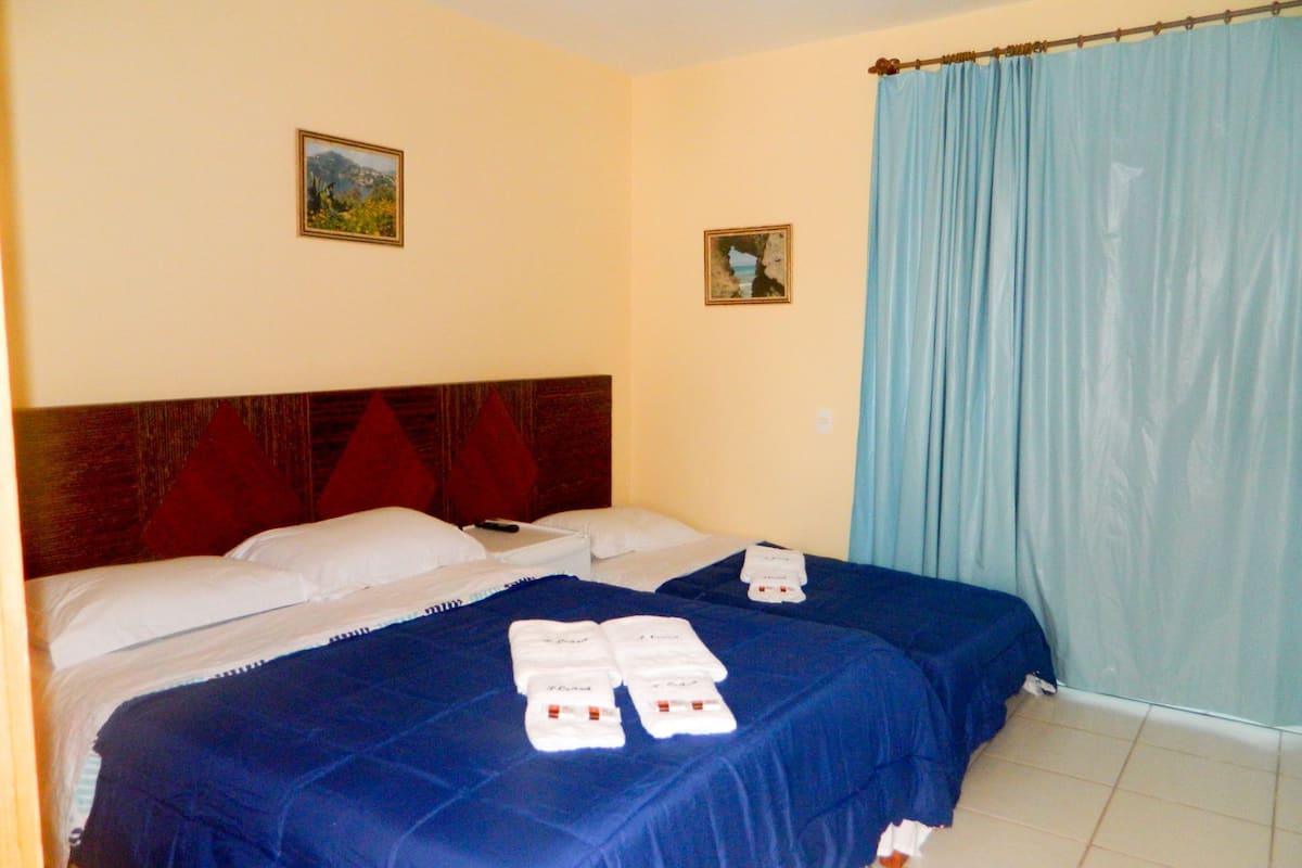 埃及棉床单、羽绒被、办公桌、笔记本电脑工作区