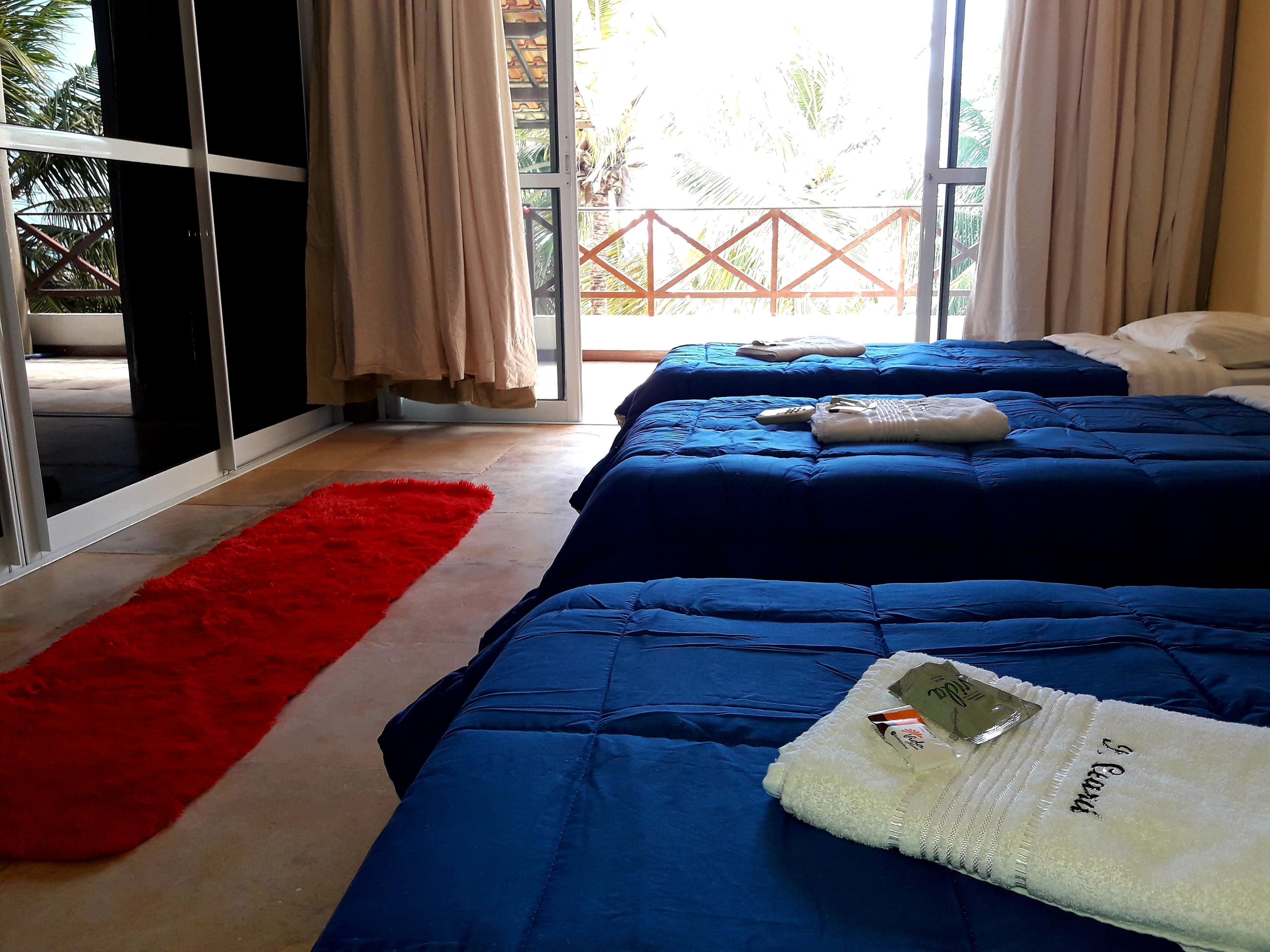 埃及棉床  单、羽绒被、办公桌、笔记本电脑工作区