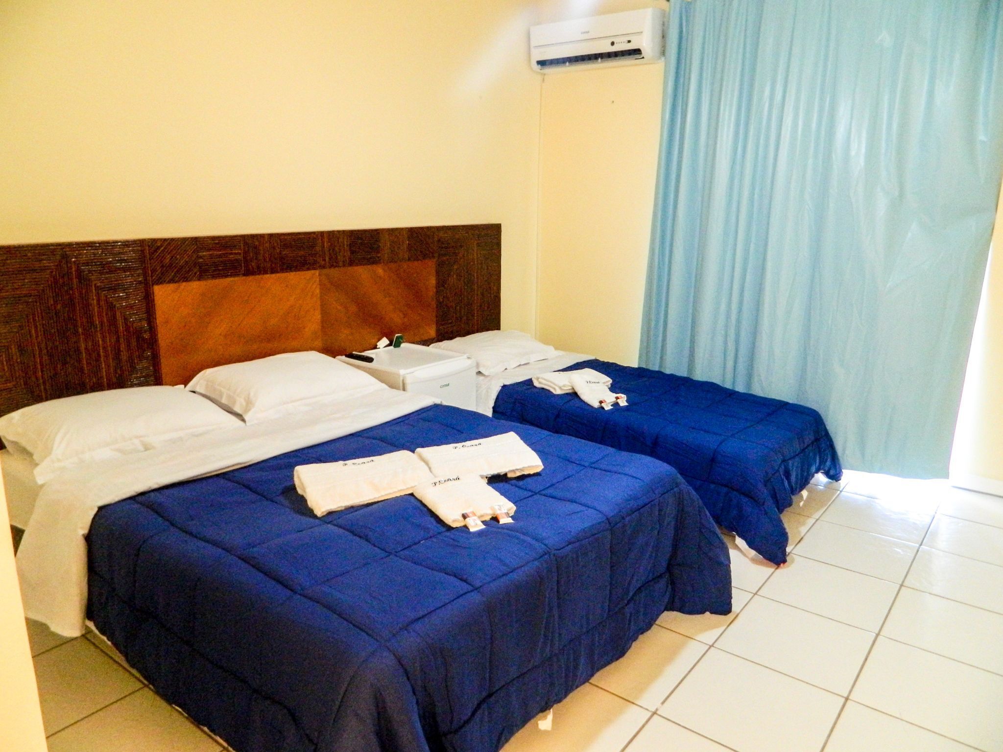 埃及棉床单、羽绒被、办公桌、笔记本电脑工作区