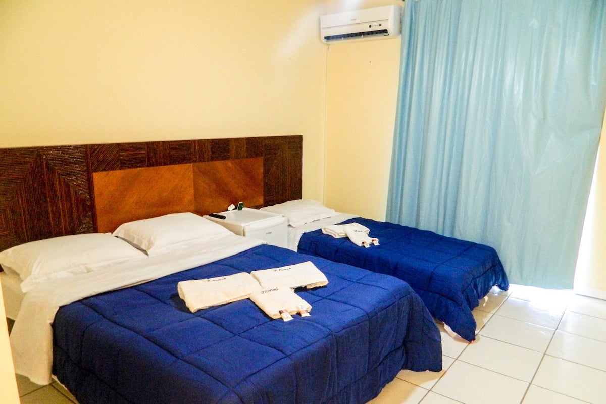 埃及棉床单、羽绒被、办公桌、笔记本电脑工作区