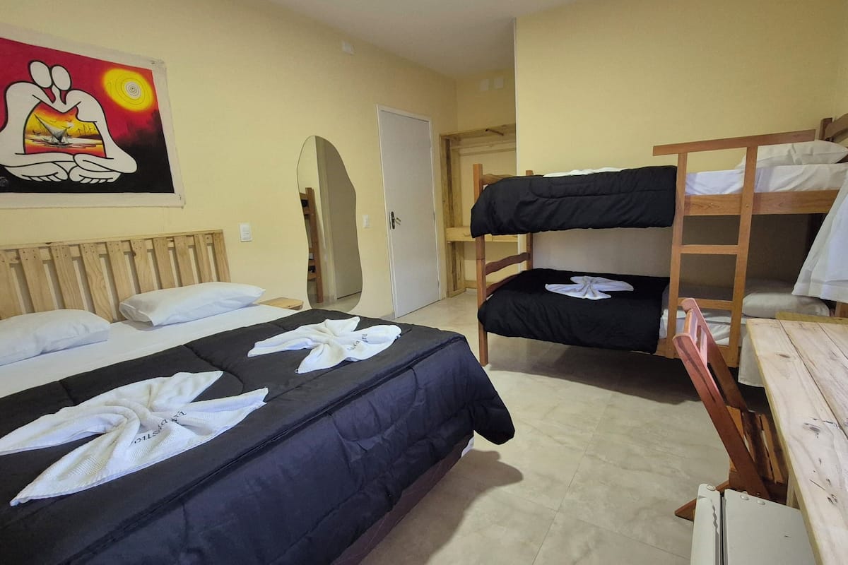 Habitación cuádruple familiar | Sábanas de algodón egipcio, edredones de plumas, escritorio
