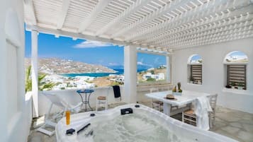 Residence with Jacuzzi | Una cassaforte in camera, una scrivania, insonorizzazione