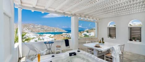 Residence with Jacuzzi | Una cassaforte in camera, una scrivania, insonorizzazione