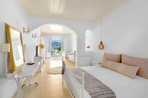 Casa Confort, 1 habitación, vistas al mar, mirando al mar | Caja fuerte, escritorio, sistema de insonorización