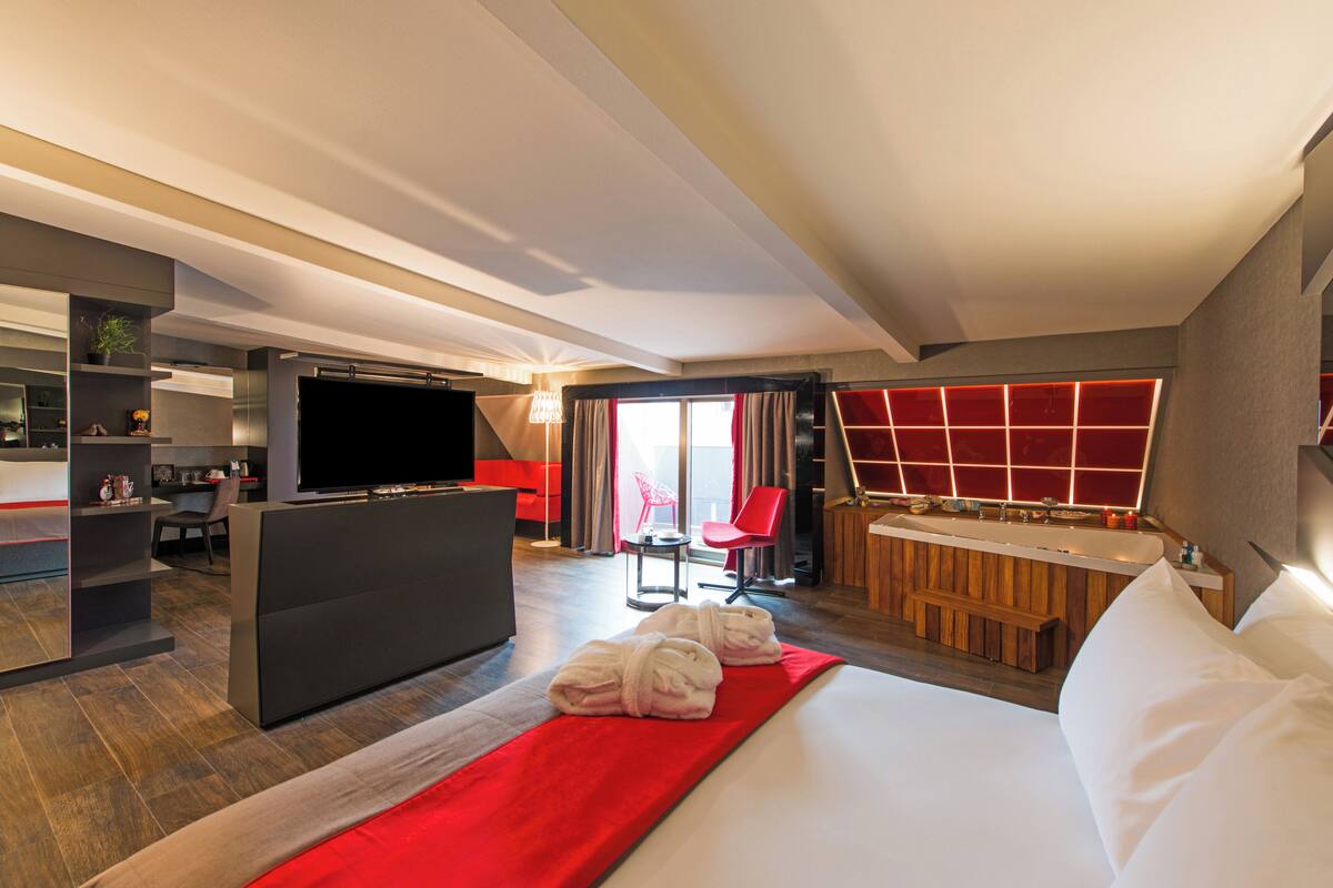 King Suite with Spa Bath | Premium bedding, minibar, in-room safe, laptop workspace