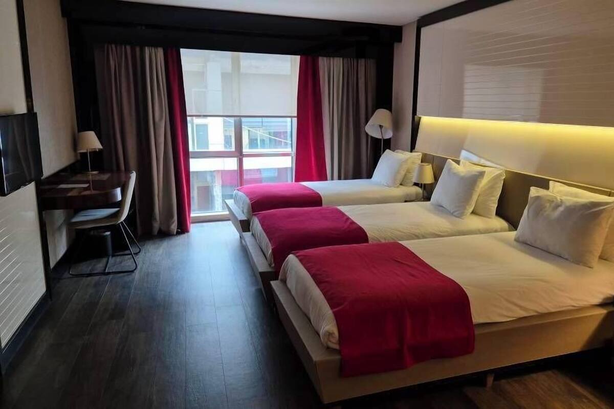 Deluxe Triple Room | Premium bedding, minibar, in-room safe, laptop workspace