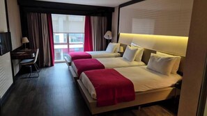 豪華三人房 | 高級寢具、迷你吧、客房內保險箱、筆電工作空間