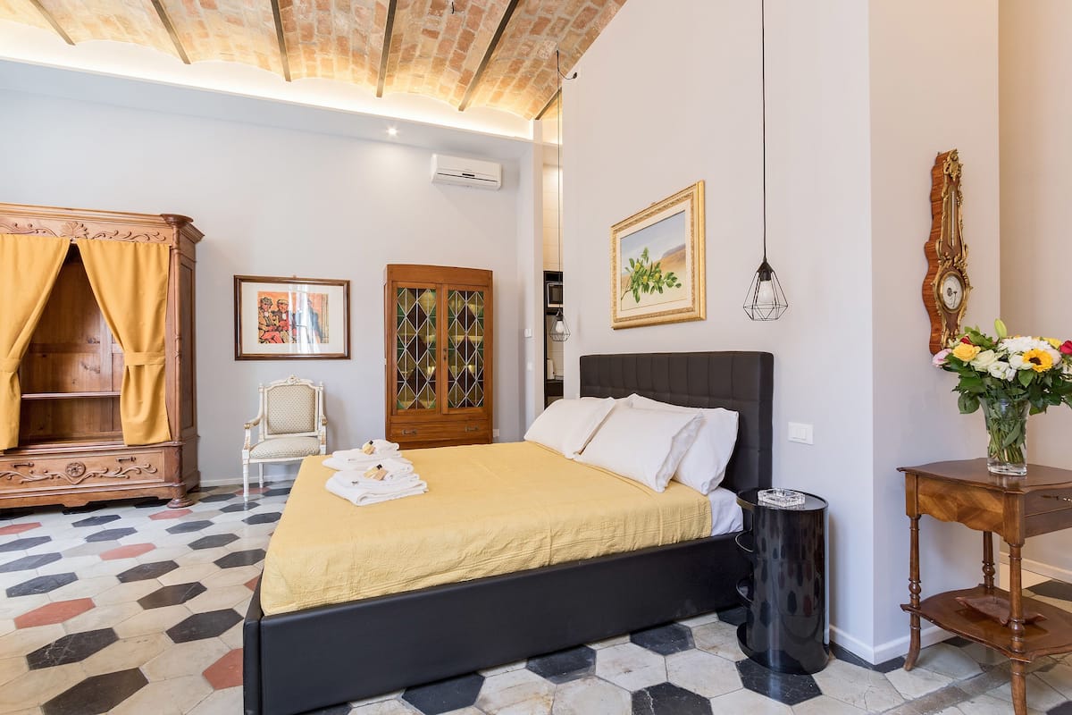 Estudio, 1 habitación, vista a la ciudad | 1 habitación, escritorio, tabla de planchar con plancha y cunas