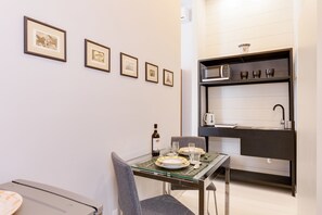 Studio, 1 Bedroom, City View | Private kitchen