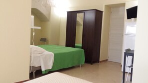Premium bedding, minibar, desk, free WiFi