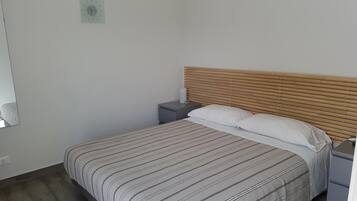 Premium bedding, minibar, desk, free WiFi