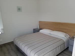 Hochwertige Bettwaren, Minibar, Schreibtisch, kostenloses WLAN