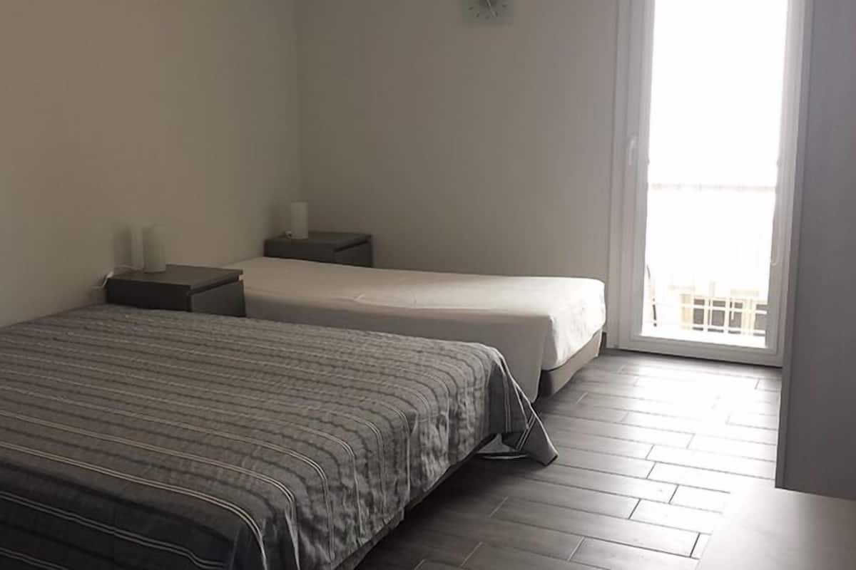 Driepersoonskamer | Luxe beddengoed, een minibar, een bureau, gratis wifi