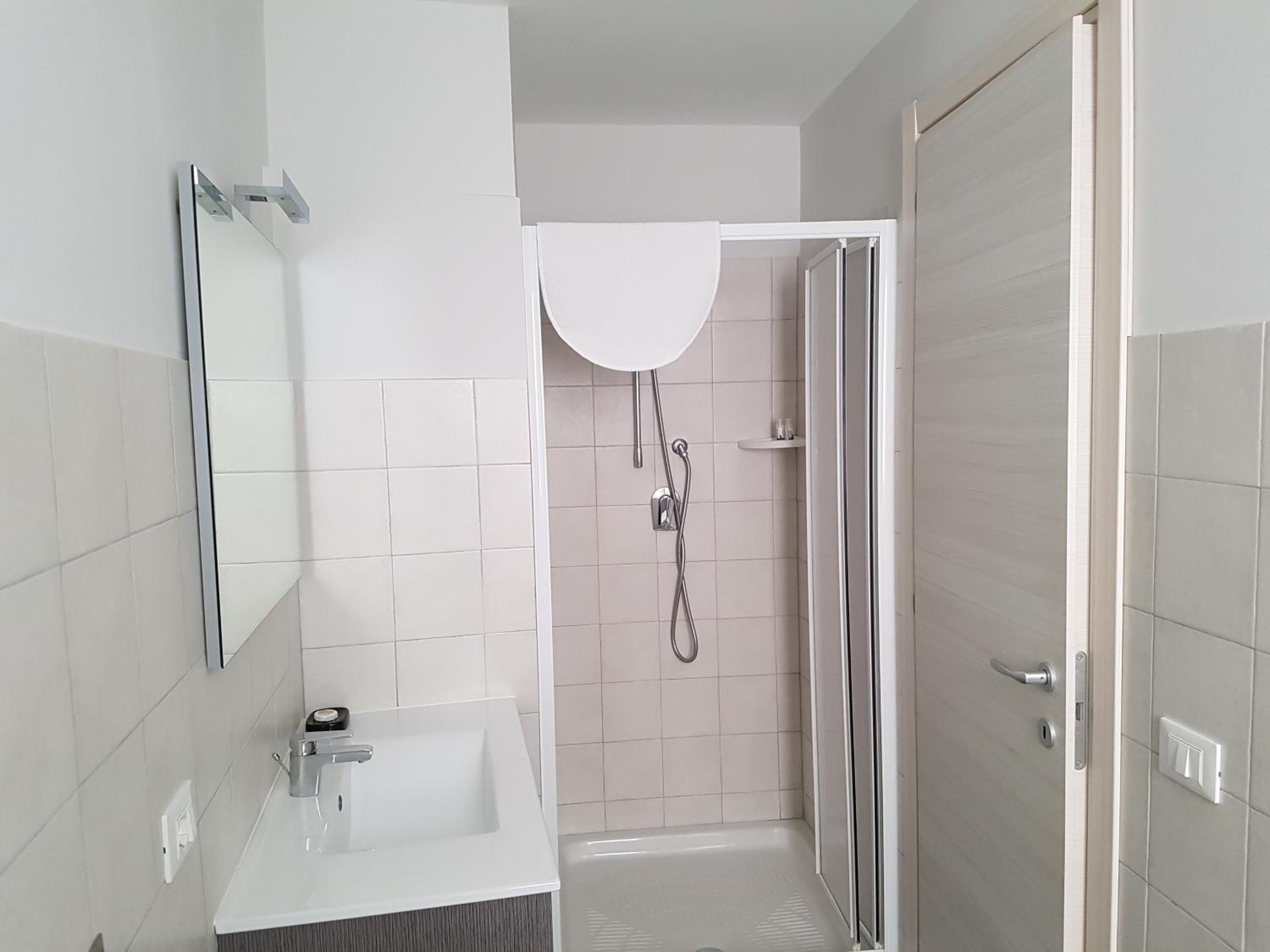 Dusche, kostenlose Toilettenartikel, Haartrockner, Bademäntel