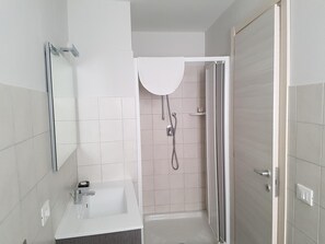 Douche, articles de toilette gratuits, sèche-cheveux, peignoirs