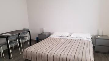 Premium bedding, minibar, desk, free WiFi