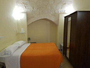 Premium bedding, minibar, desk, free WiFi