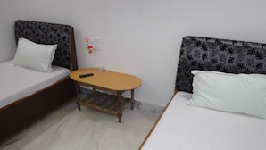 ルーム (Deluxe Non AC Room)