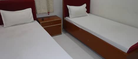 Habitación estándar doble, 1 cama doble | Escritorio, camas supletorias, wifi gratis