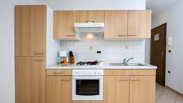 Full-size fridge, microwave, stovetop, coffee/tea maker