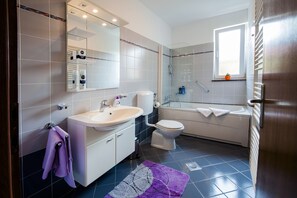 Superior appartement, 2 slaapkamers, balkon, aan tuin | Badkamer | Een douche, gratis toiletartikelen, een haardroger, handdoeken