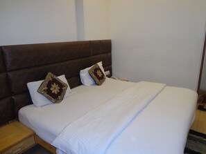 Phòng (Deluxe Room Non AC) | Bàn, giường gấp/giường phụ (phụ phí)