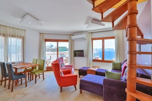 Panoramic Apartment, 2 Bedrooms, Balcony, Sea View | Living area
