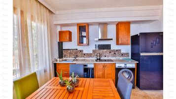 Comfort-Apartment, 3 Schlafzimmer, Balkon, Meerblick | Eigene Kochnische | Kühlschrank, Herdplatte, Kochgeschirr/Geschirr/Besteck