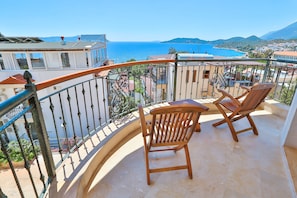 Panoramic Apartment, 2 Bedrooms, Balcony, Sea View | Pemandangan balkoni