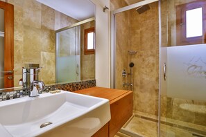 Douche, séchoir à cheveux, peignoirs, serviettes fournies