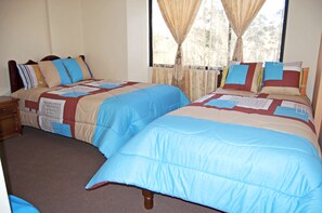 Twin Room (2 beds) | Iron/ironing board, free WiFi, wheelchair access - Hotel Residencial El Viajero (Tababela)