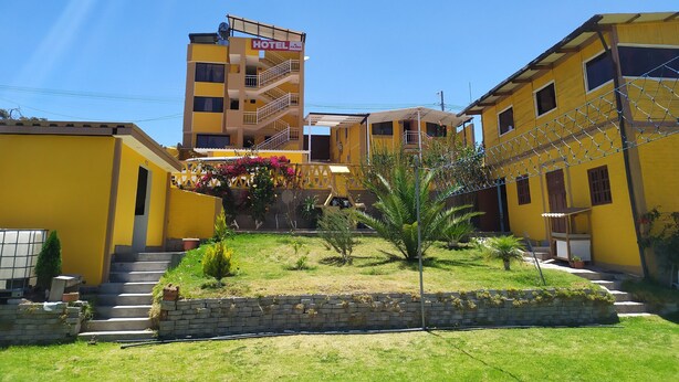A yellow hotel with a sign reading "HOTEL VIA EBRO" and a staircase leading to the entrance. - Hotel Residencial El Viajero (Tababela)