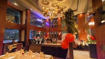 2 restaurantes; se sirve desayuno, almuerzo y cena; cocina india