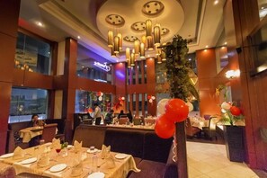 2 restaurants, serveren ontbijt, lunch, diner, Indische gerechten