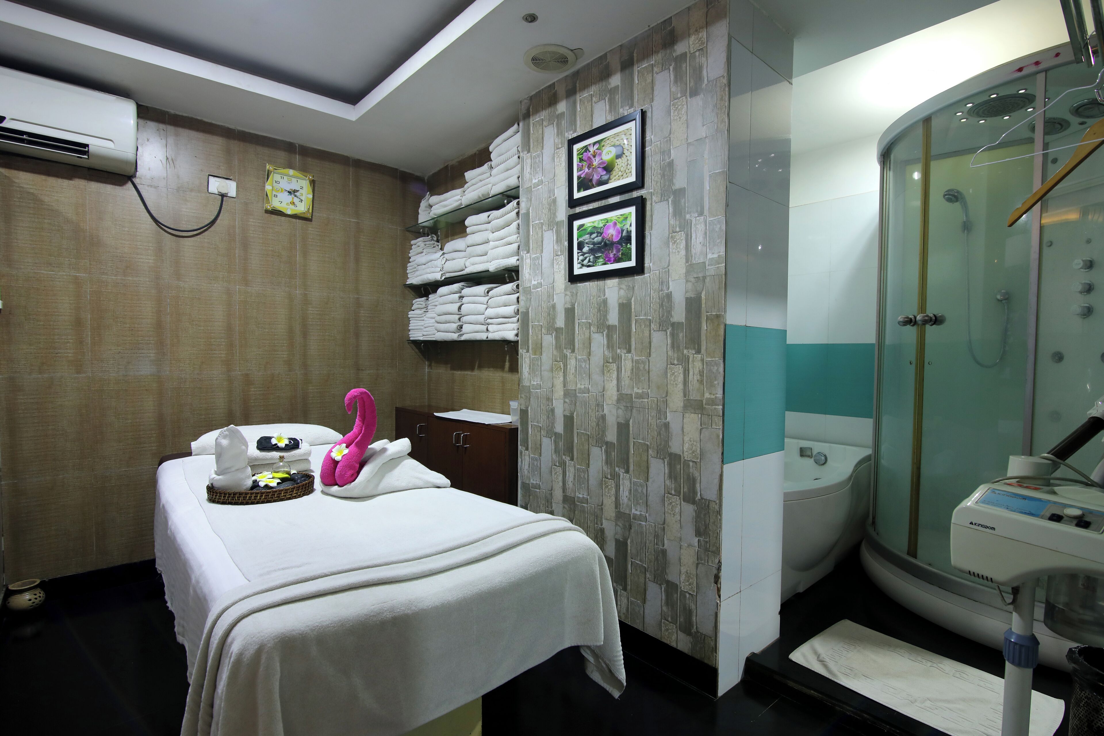 Sauna, hot tub, steam room, body treatments, hydrotherapy, aromatherapy