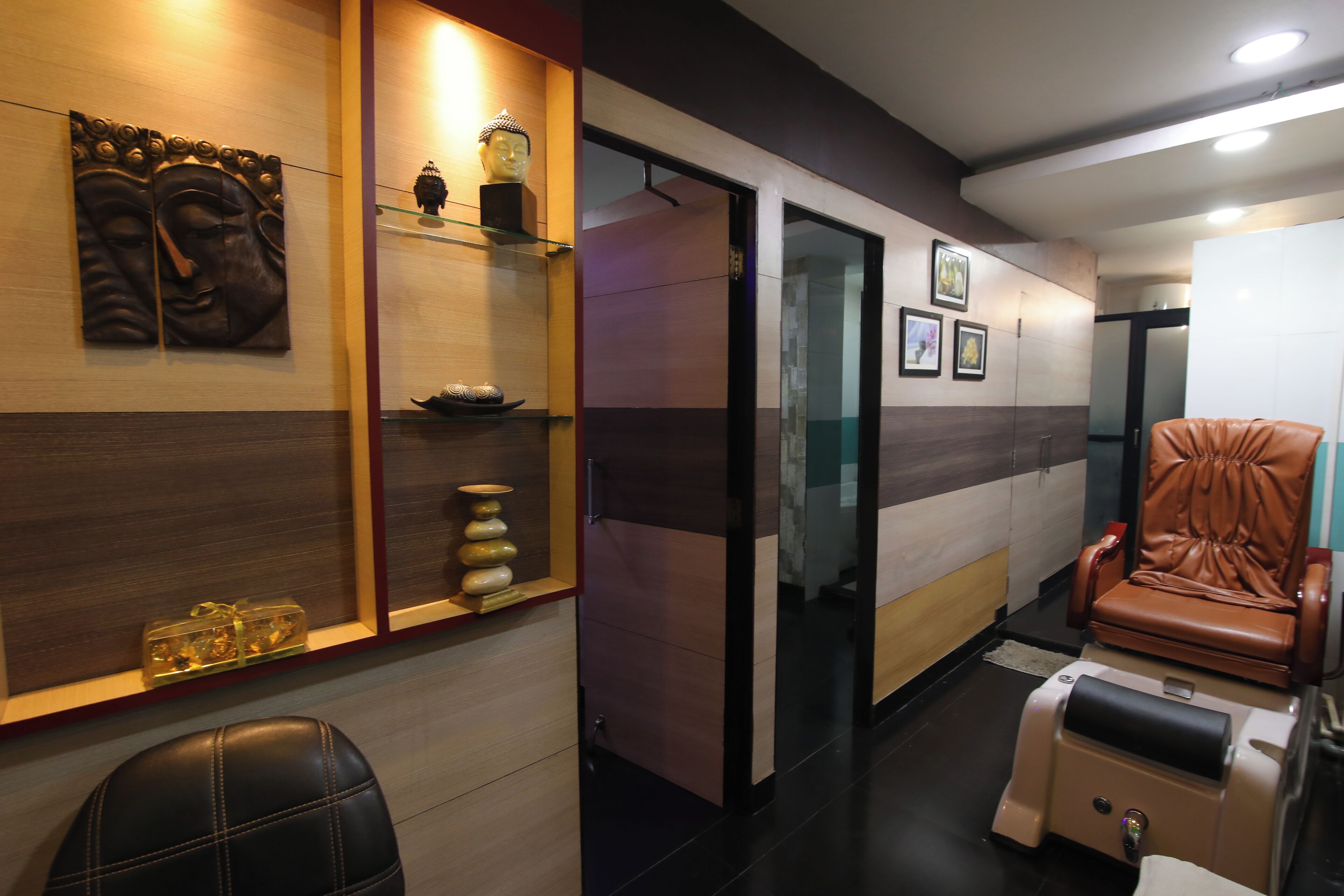 Sauna, hot tub, steam room, body treatments, hydrotherapy, aromatherapy