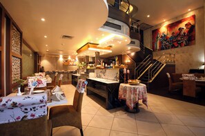 2 Restaurants, Frühstück, Mittagessen, Abendessen, indische Küche