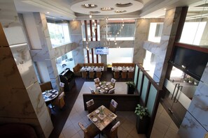 2 restauranter, frokost, lunsj og middag serveres, indiske retter